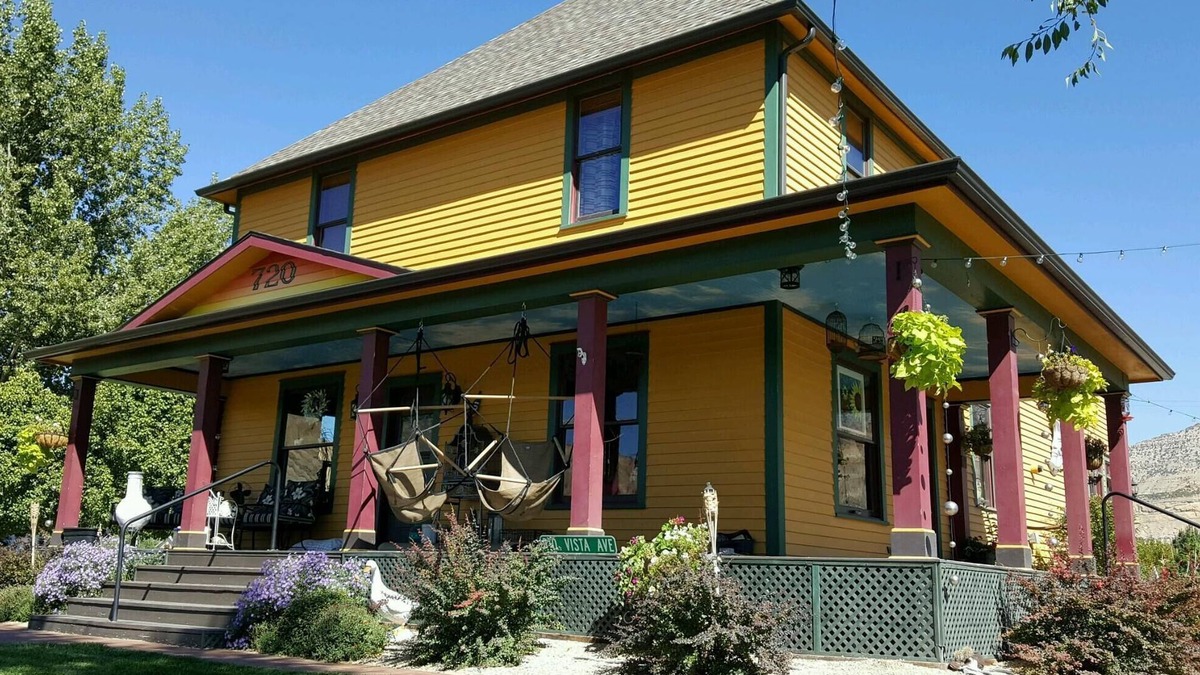 Palisade House | LARGE HOUSE - Perfect for groups! In the middle of WINE COUNTRY - WALK TO TOWN!