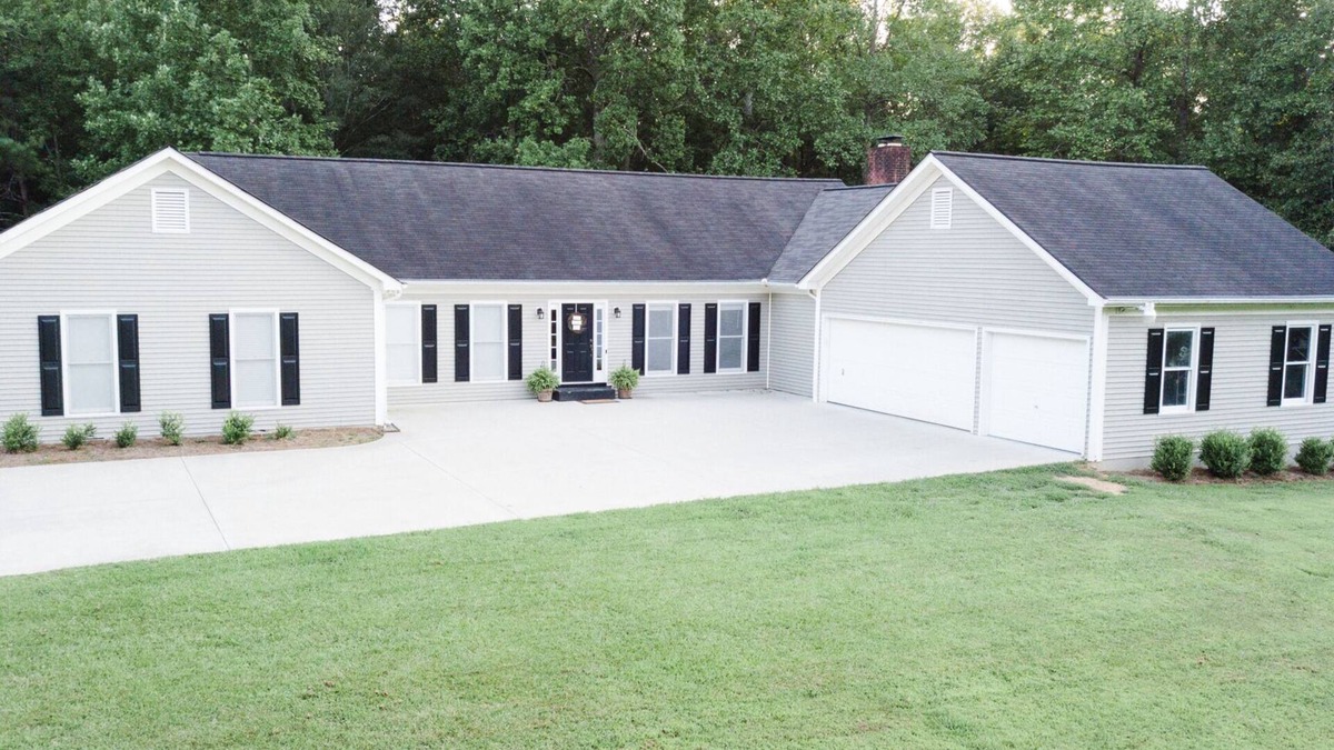 Athens House | Large House, Room to Roam, 5BR Sleeps 12 in Athens