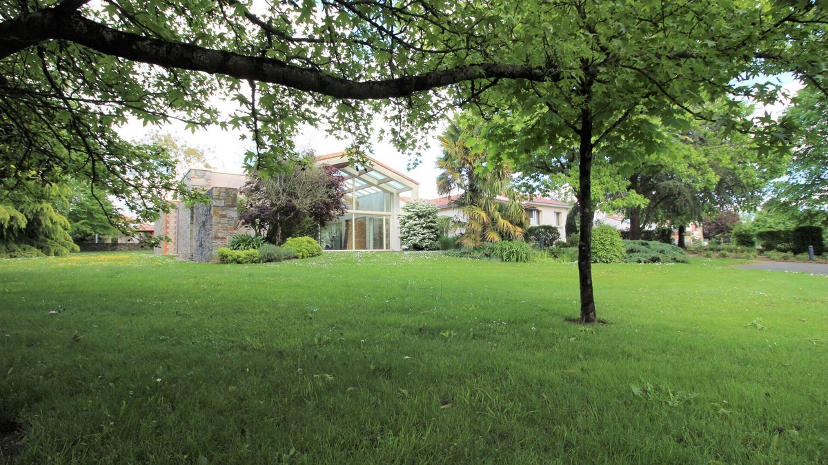 Sainte-Florence Villa | Large House, sleeps 20, 20 minutes Puy du Fou, indoor pool, spa, sauna