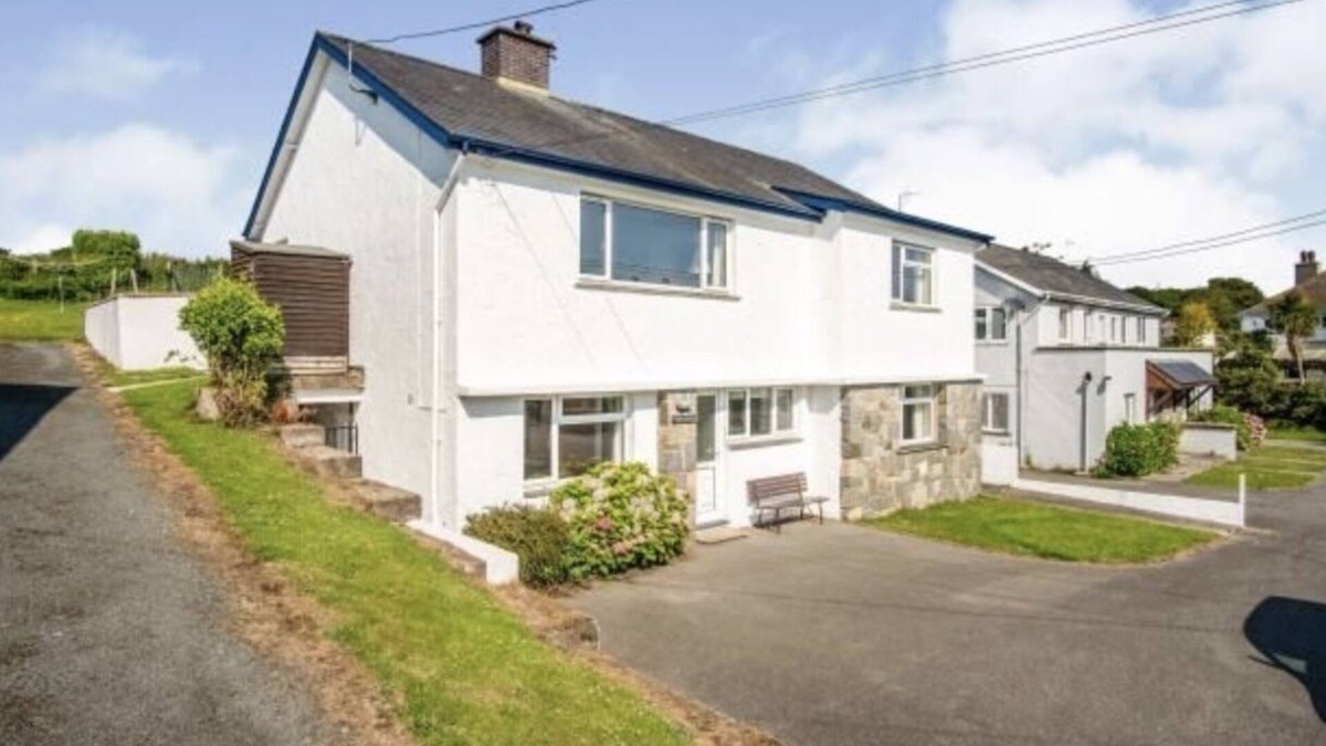 Garn Fadryn House | Large house, sleeps 10 on Beach Road, opposite The Cliffs, 250 yds from beach.