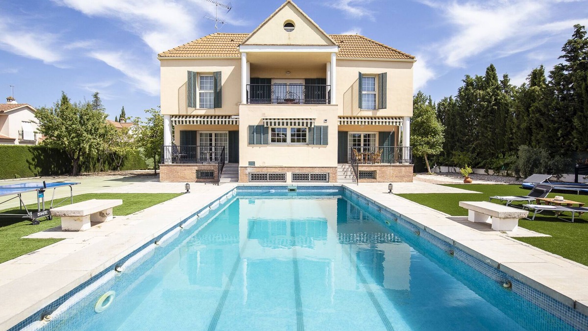 Parque de Cubillas House | Large house with pool, sports facilities and barbecue ideal for families