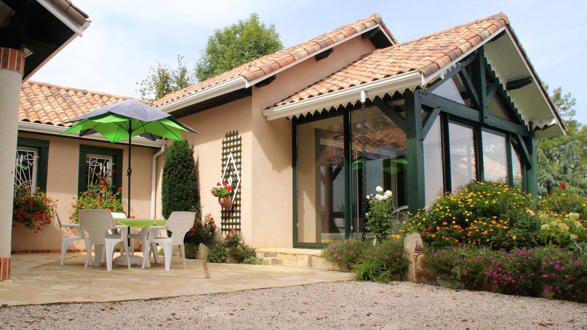 Begole House | Large House with pool veranda and views of the Pyrenees