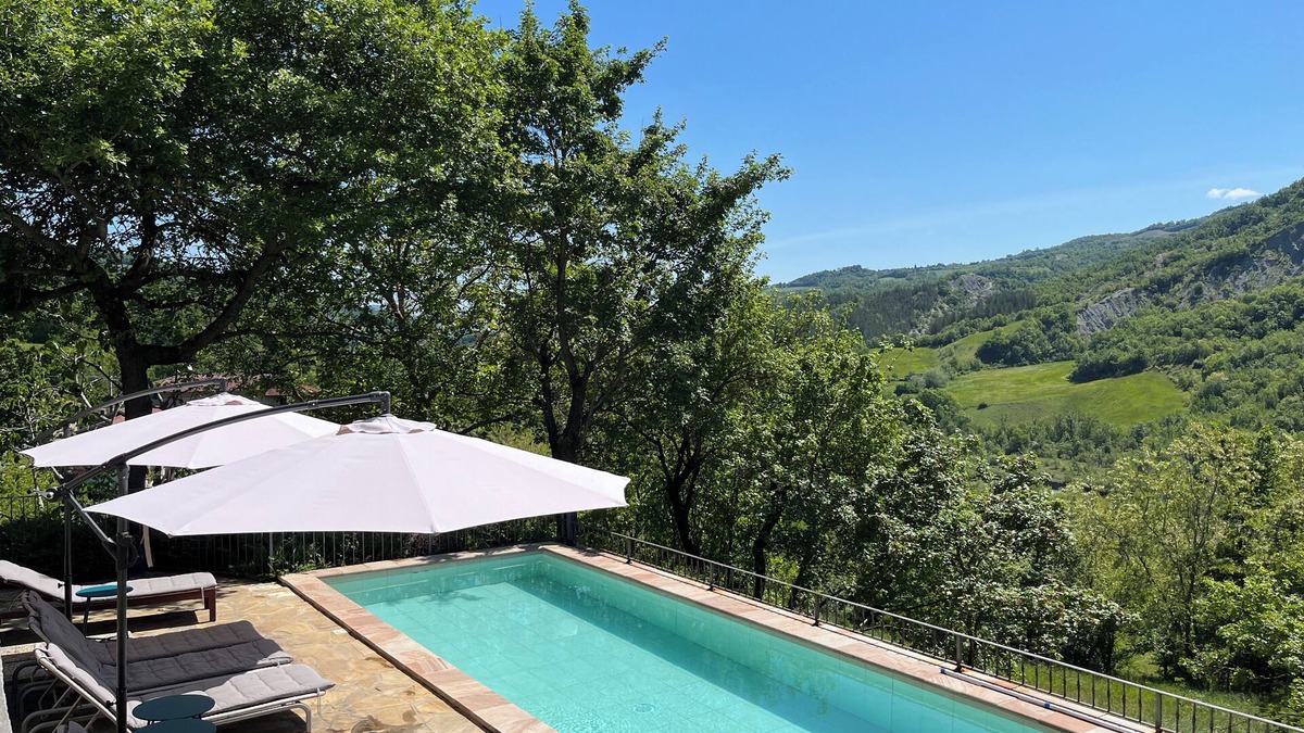 Toano House | Large house with shared pool, sleeps up to 12, wonderful mountain setting