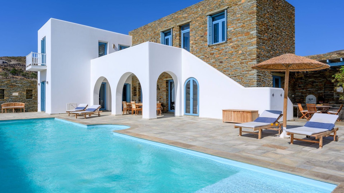 Gavrio Villa | Large house with swimming pool 100m from the beach