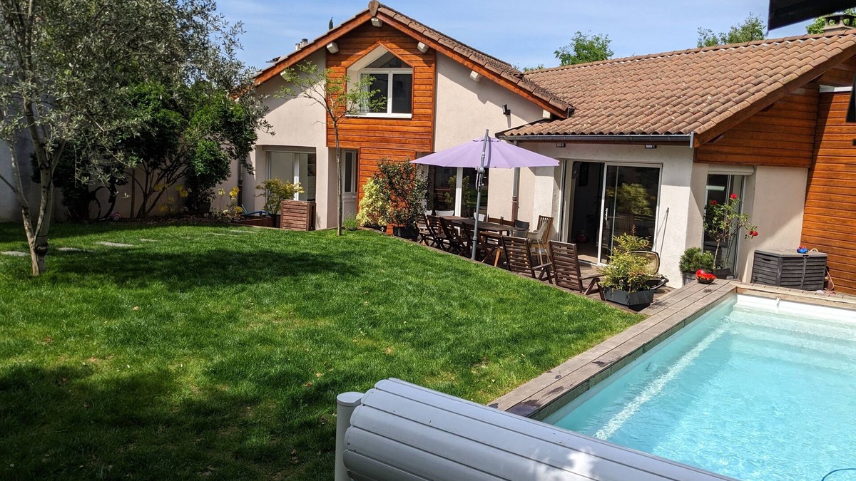 Transvaal House | Large house with swimming pool in Lyon ideal for families, close to transport links
