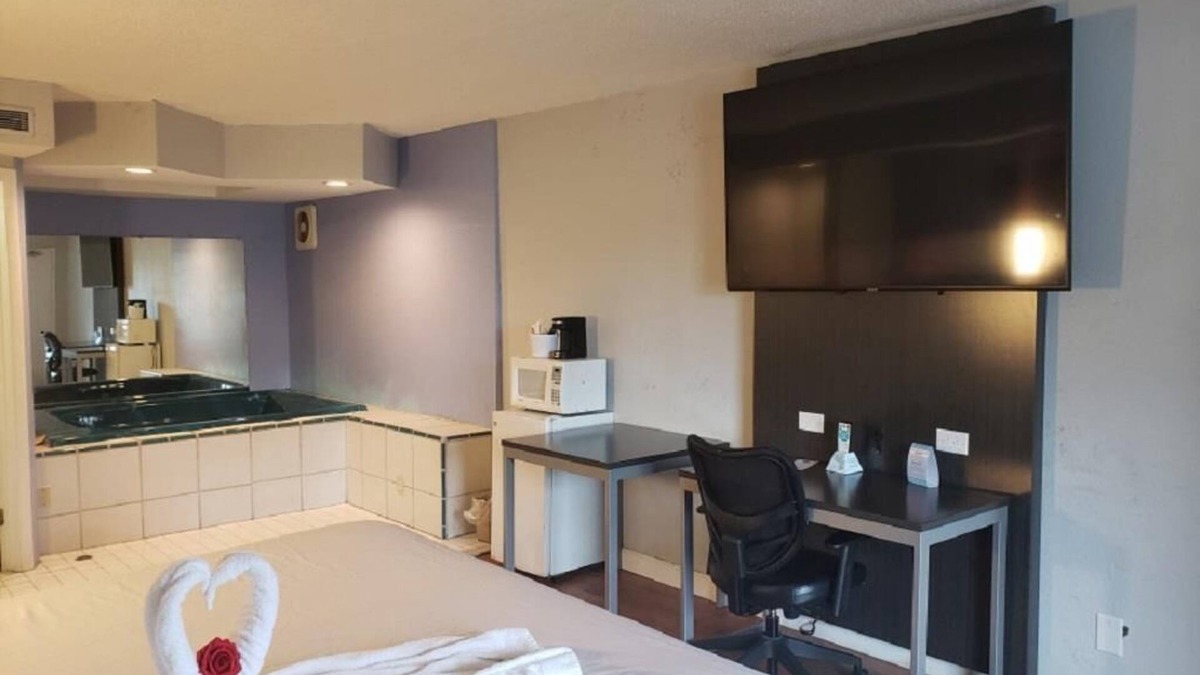 Henderson Hotel | Large Jetted Tub Suite at Envi Boutique Hotel