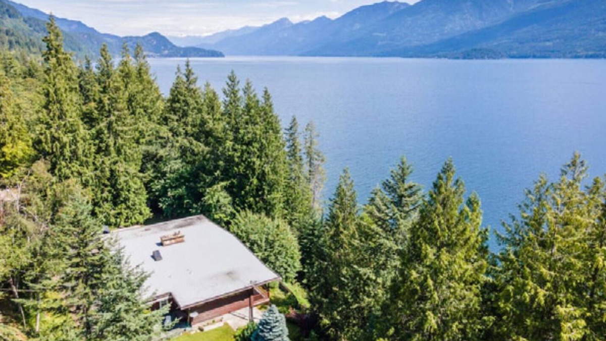 Ainsworth Hot Springs House | Large lake front Ainsworth house