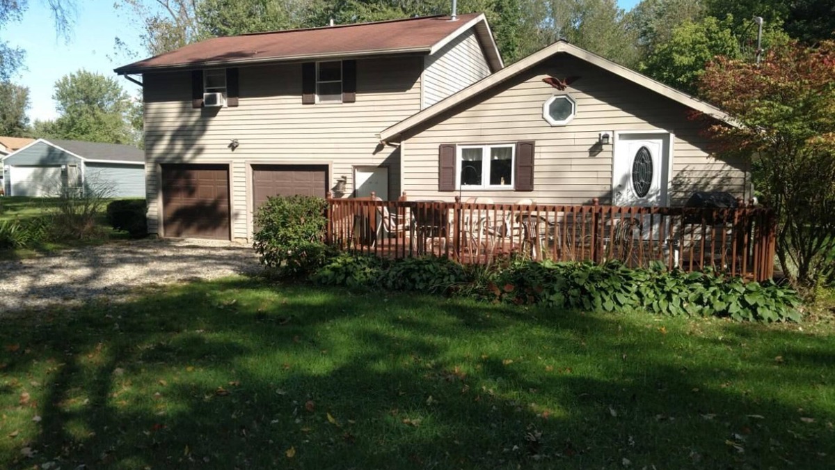 Coldwater Cottage | Large lake access cottage. Pontoon rental Available.