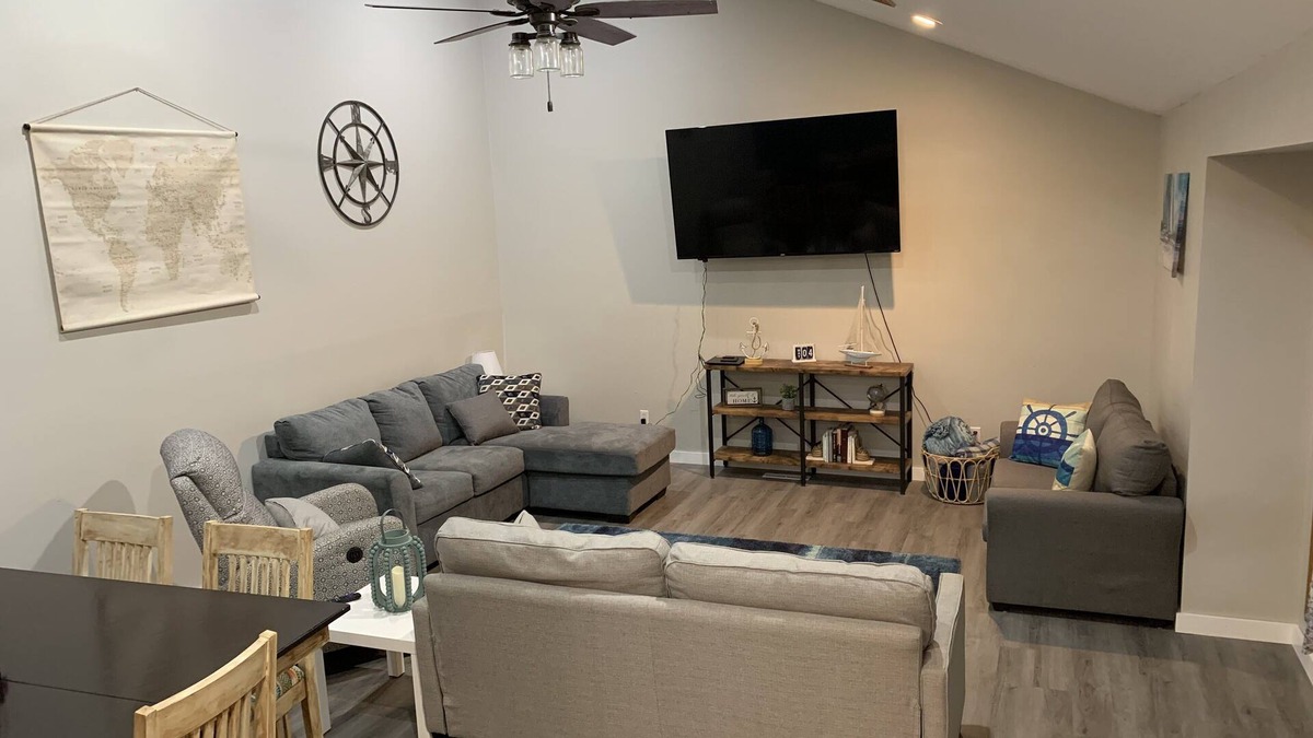 Umber View Heights House | Large lake home 1/2 mile from boat ramp and courtesy dock on Stockton Lake