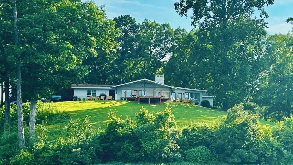 Deatsville House | Large Lake House Sleeps 18+ on Lake Jordan 4 Bedroom 3 Bathroom, Boat Dock, Deck