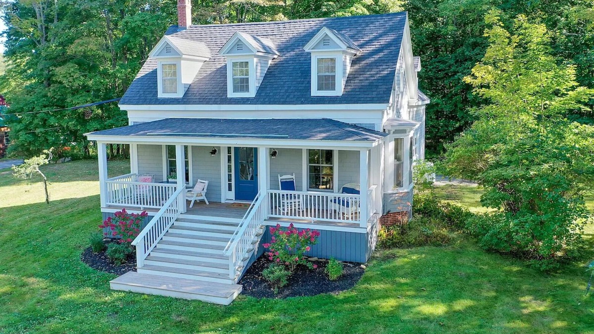 Peaks Island House | Large, light filled 4 bedroom house - walk to ocean and ferry