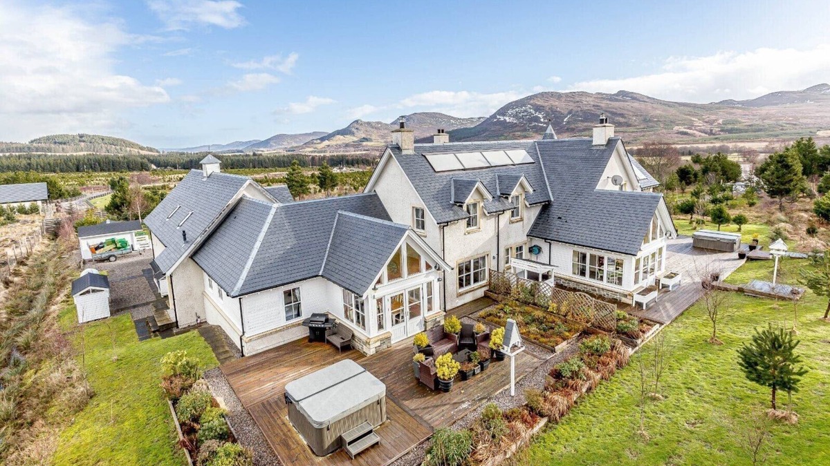 Loch Ness House | Large Loch Ness Country House with Hot Tubs, Sauna, and beautiful views.