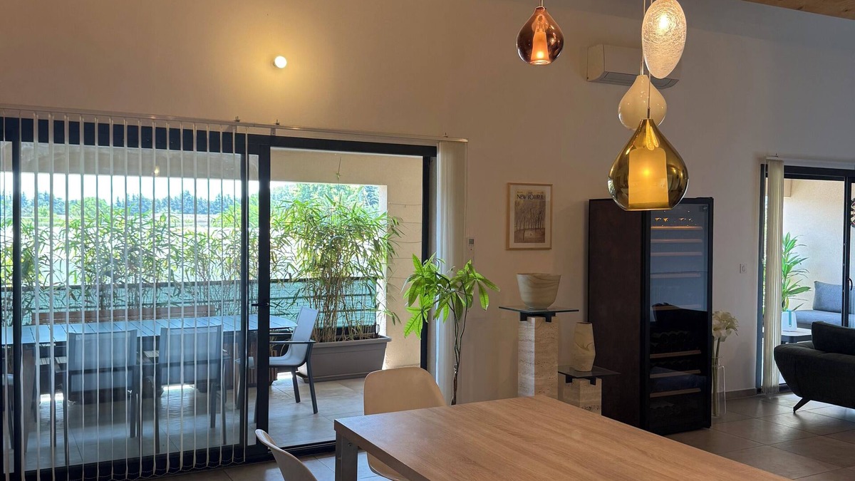L'Isle-sur-la-Sorgue Apartment | Large luxury apartment Private parking/terrace