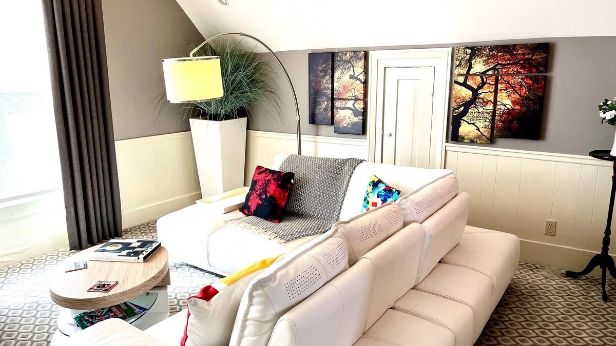 Findlay Apartment | Large Luxury Downtown "Design Studio" One Bedroom Apartment