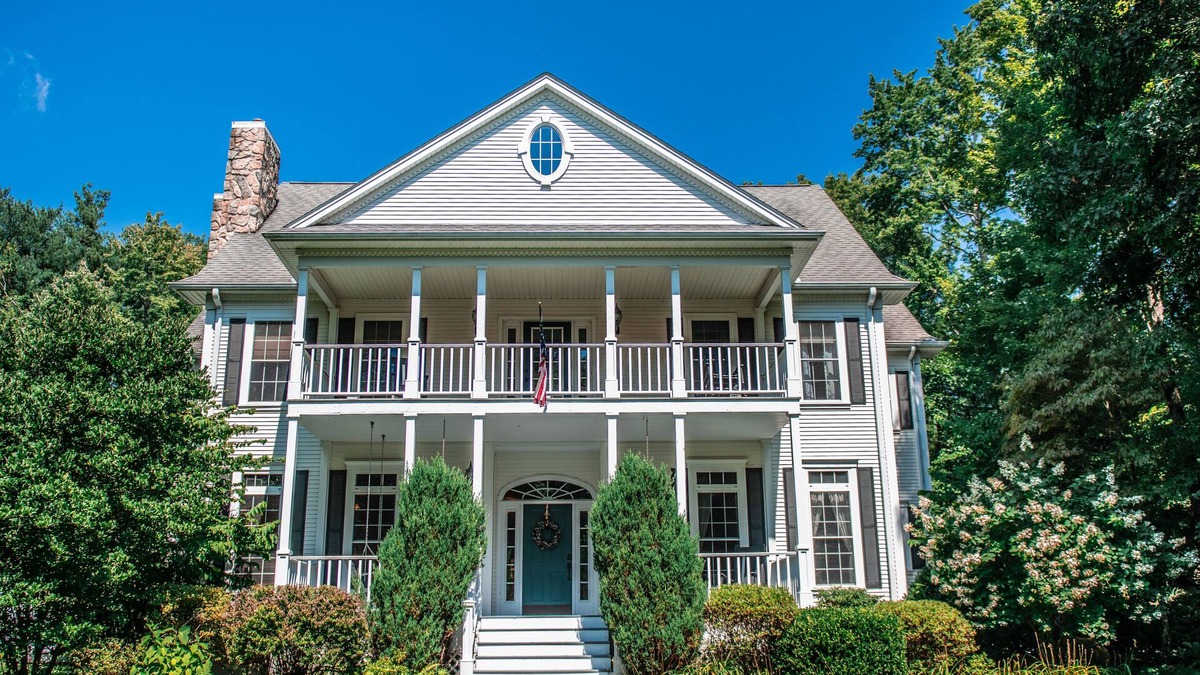 Hadley House | Large Luxury Family Home Near Five Colleges. The TOP short term rental in area!