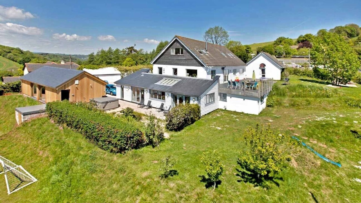 Stokeinteignhead House | Large Luxury House with Heated Pool, Hot Tub, Cinema close to coast near Shaldon
