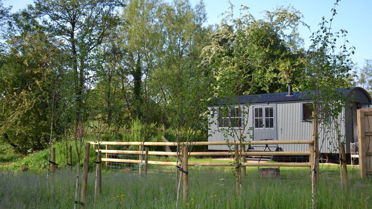 Belluton Cabin | Large Luxury Shepherds Hut with Hot Tub near Bath