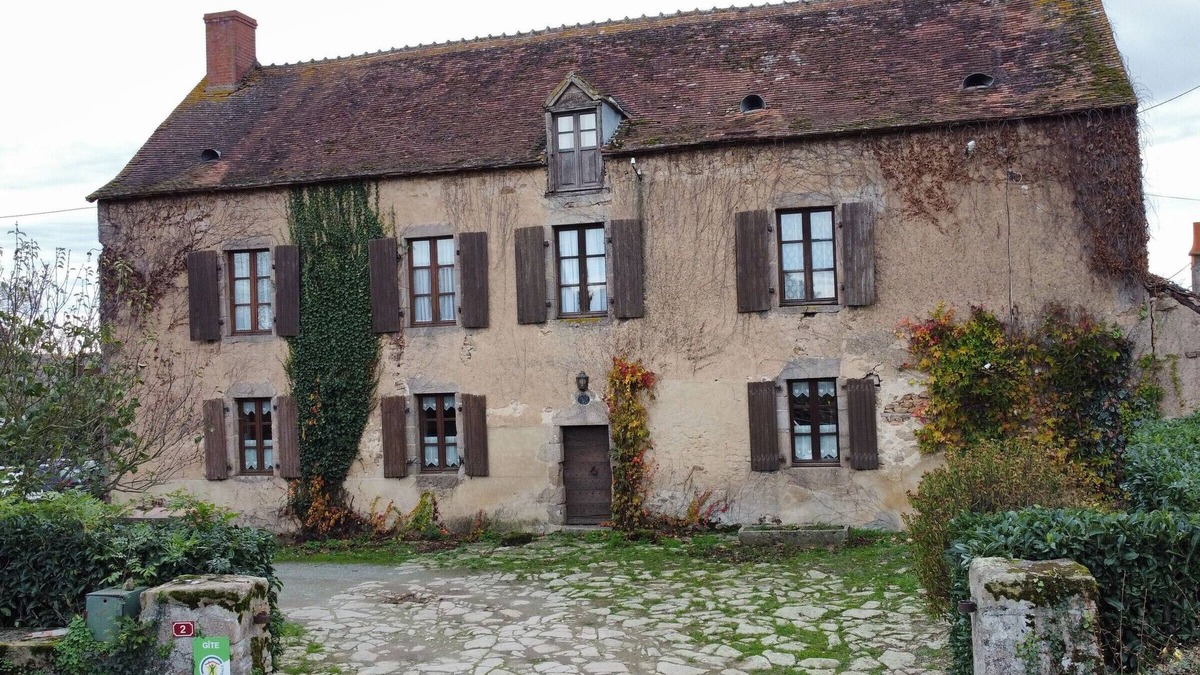 Montchevrier House | Large manor house with heated pool in Berry