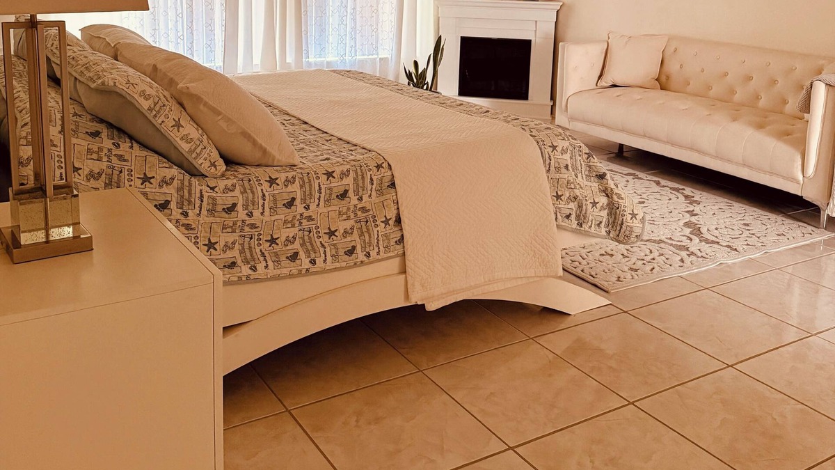 Indian Trails House | Large Master Bedroom and Living Room near the beach!