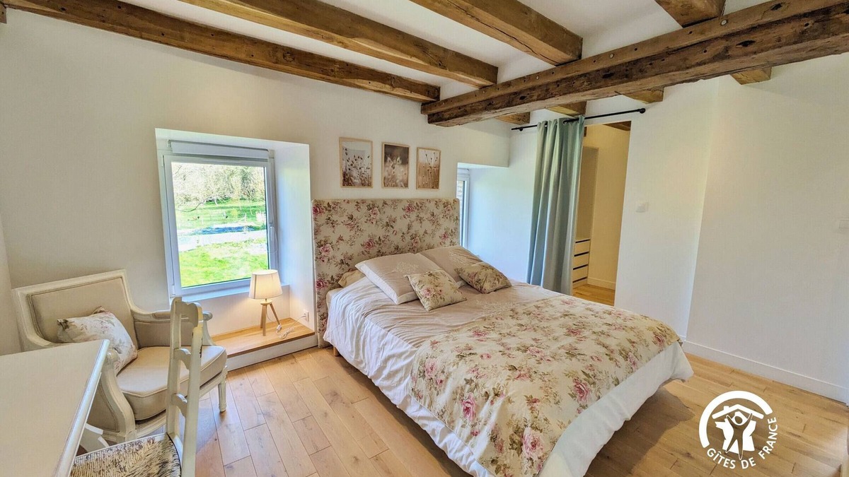 Entrammes Cottage | Large Mill for up to 12 with games, paddle and boat