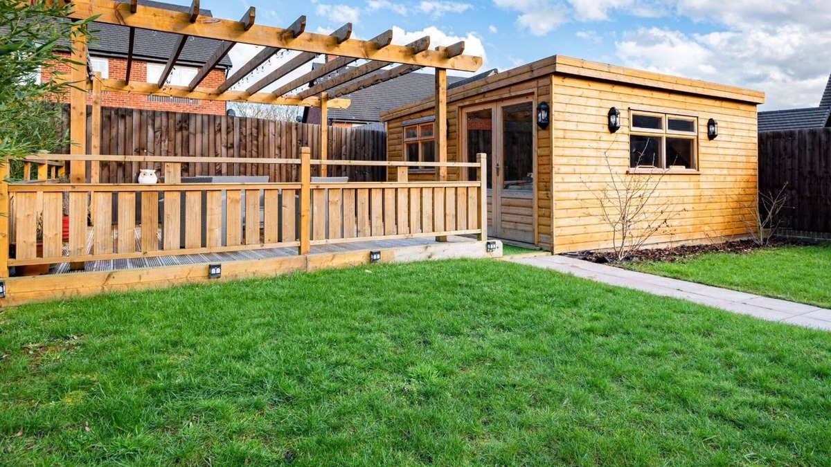 Uttoxeter House | Large Modern 4 Bedroom House, Sleeps 8, Parking
