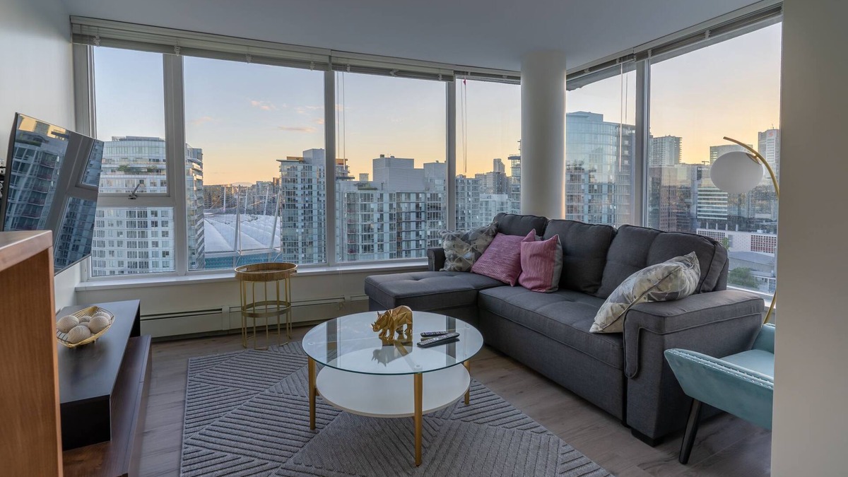 Central Condo | Large, modern 4 bedroom sub-penthouse with view, pool and parking
