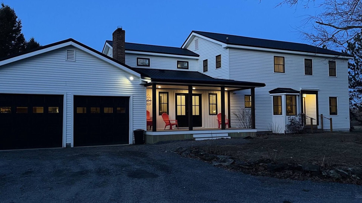Brewer House | Large Modern Colonial Sleeps 12