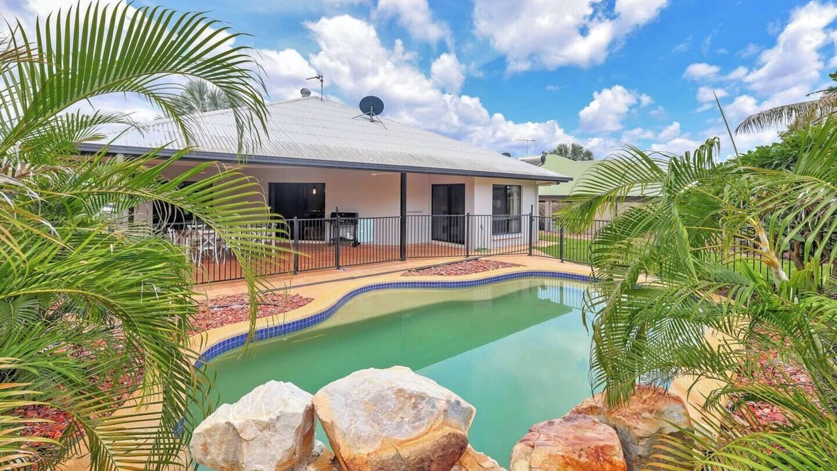 Rosebery House | Large, modern family home in quiet area