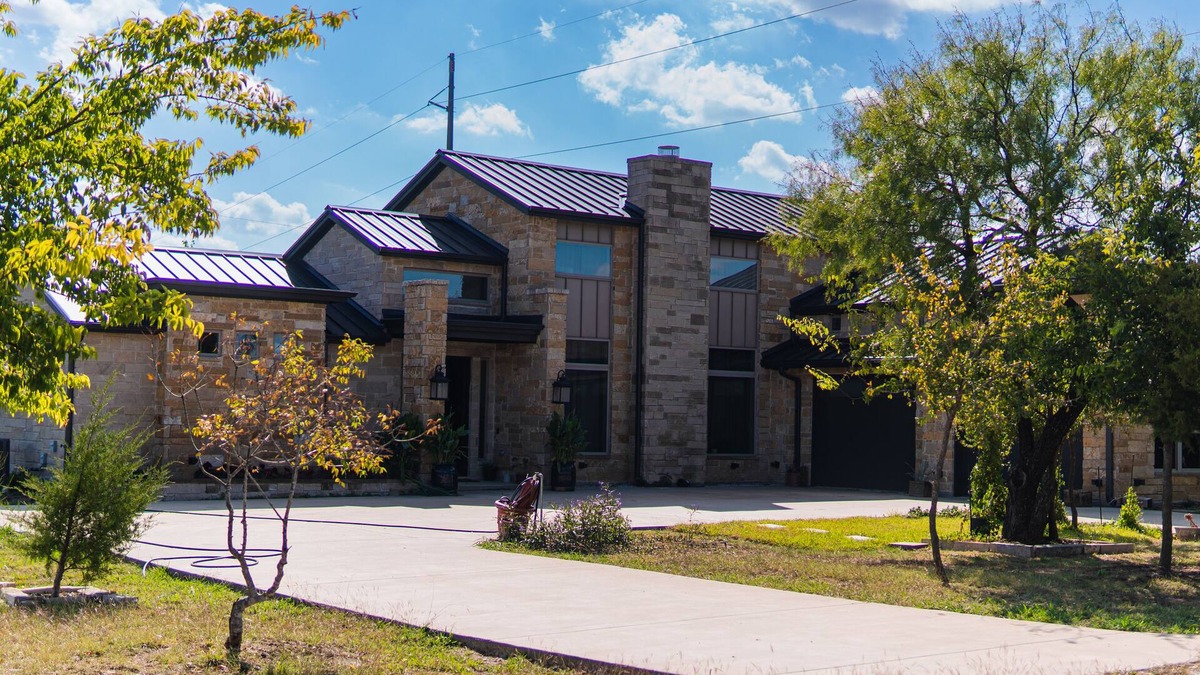 Alvarado Villa | Large Modern home nestled in Alvarado! Hot Tub & Theater