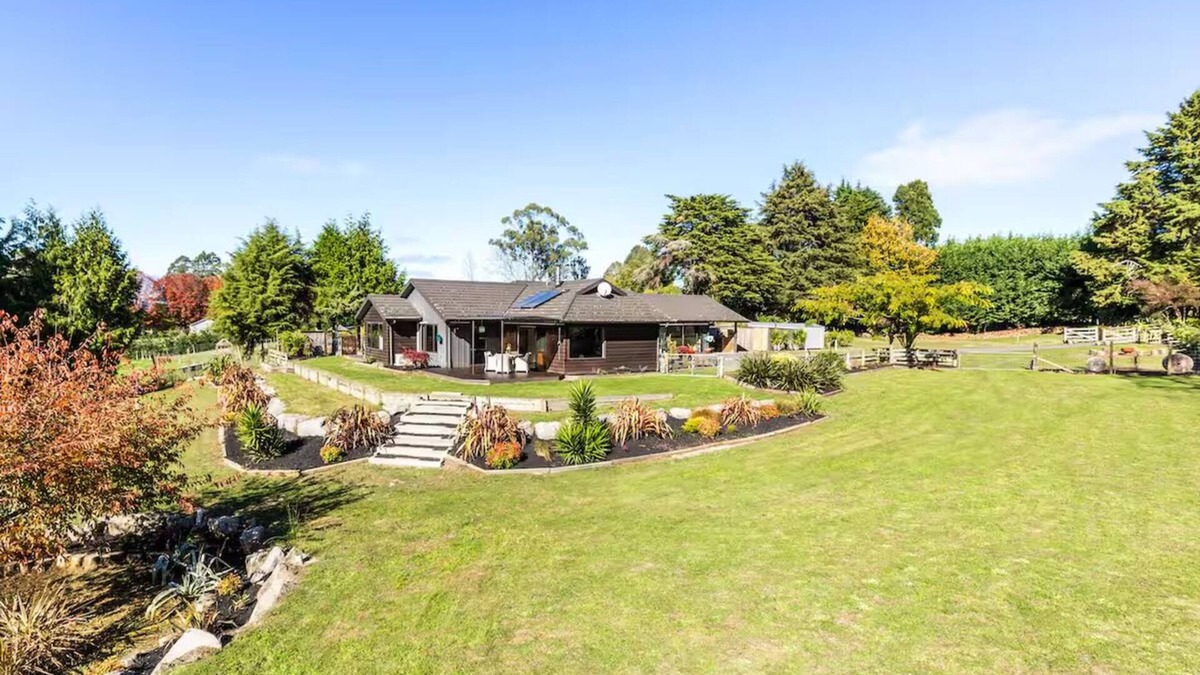 Acacia Bay House | Large modern house in tranquil Taupō