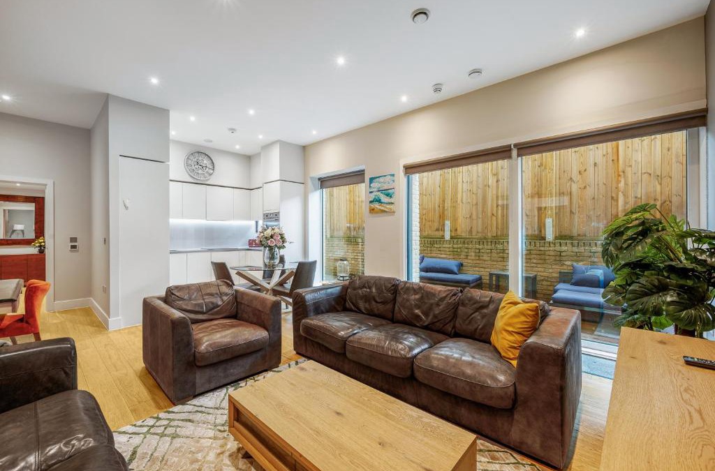 Turnham Green Apartment | Large Modern One Bedroom Apartment (nearly 800 ft)