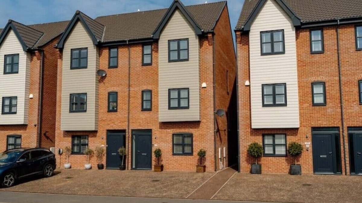Lowestoft House | Large Modern Scenic 4 Bedroom Townhouse