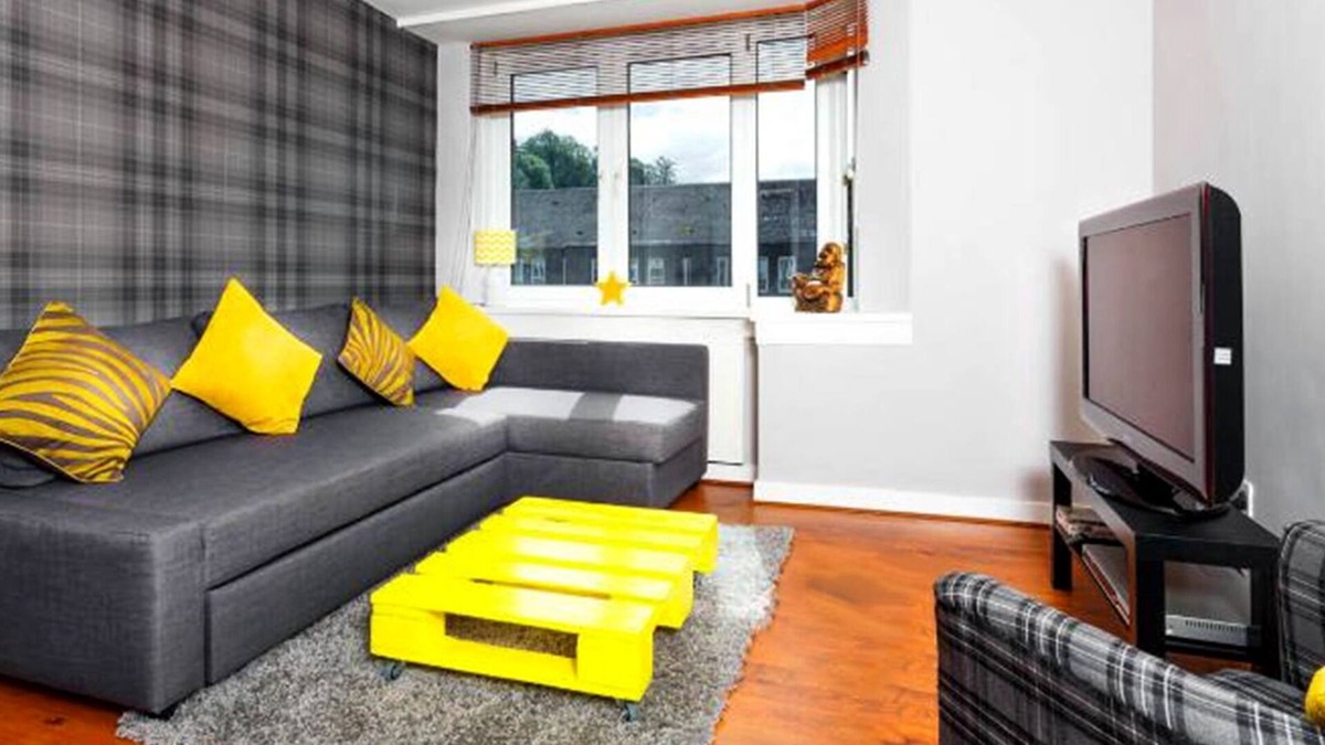 Bonnington Apartment | Large Modern Top Floor Riverside Apartment (Sleeps 6) with Free Parking and WiFi