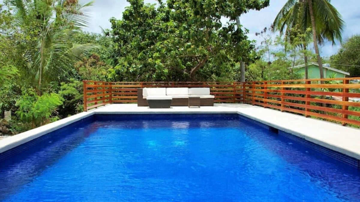 Derricks Villa | Large modern villa with pool on West Coast near beach & restaurants w/parking.