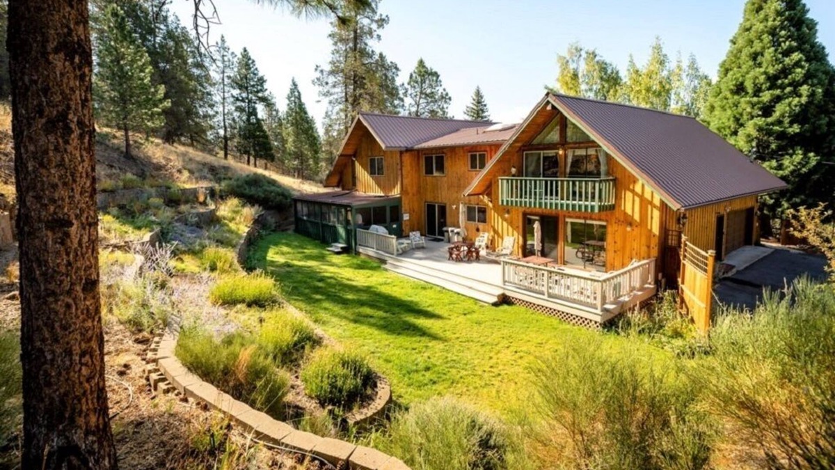 Klamath Falls Cabin | Large Mountain Cabin 63 Acres! - Fireplace/Deck/Pets