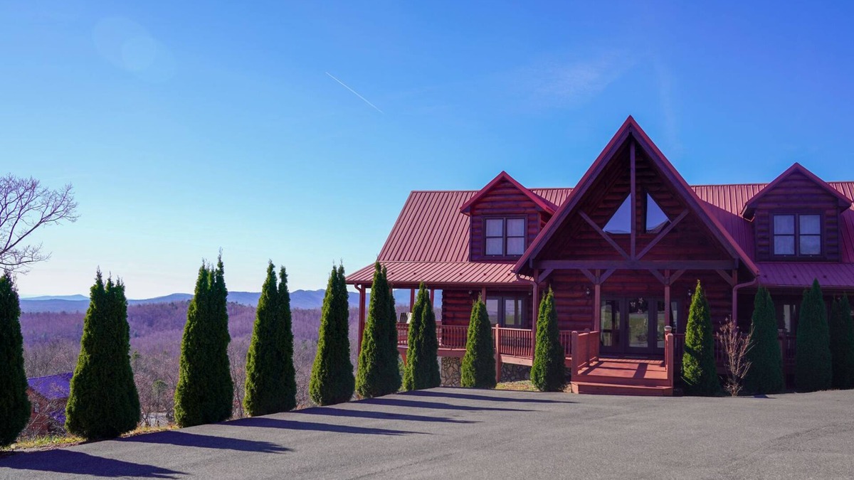 Dobson Cabin | Large Mountaintop Cabin sleeps 16! Blue Ridge Mountain Views & Wraparound Deck