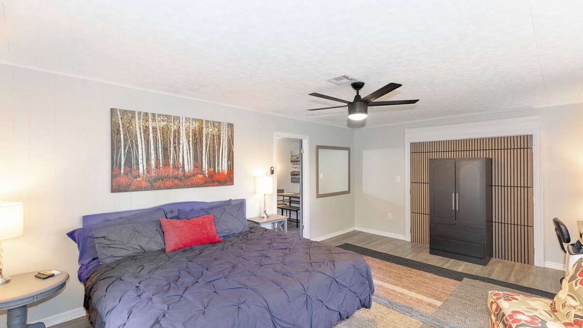 Fruitland Park Apartment | Large one-bedroom with king-sized bed in beautiful Fruitland Park