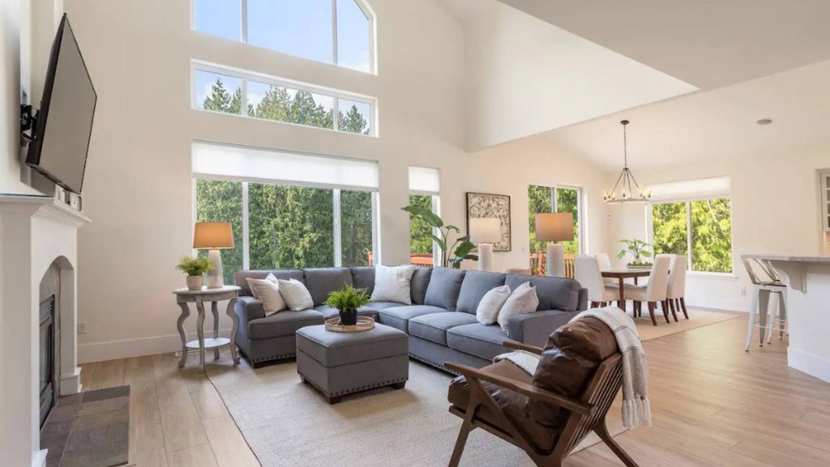 Arlington House | Large Open Home on Golf Course with Chef's Kitchen