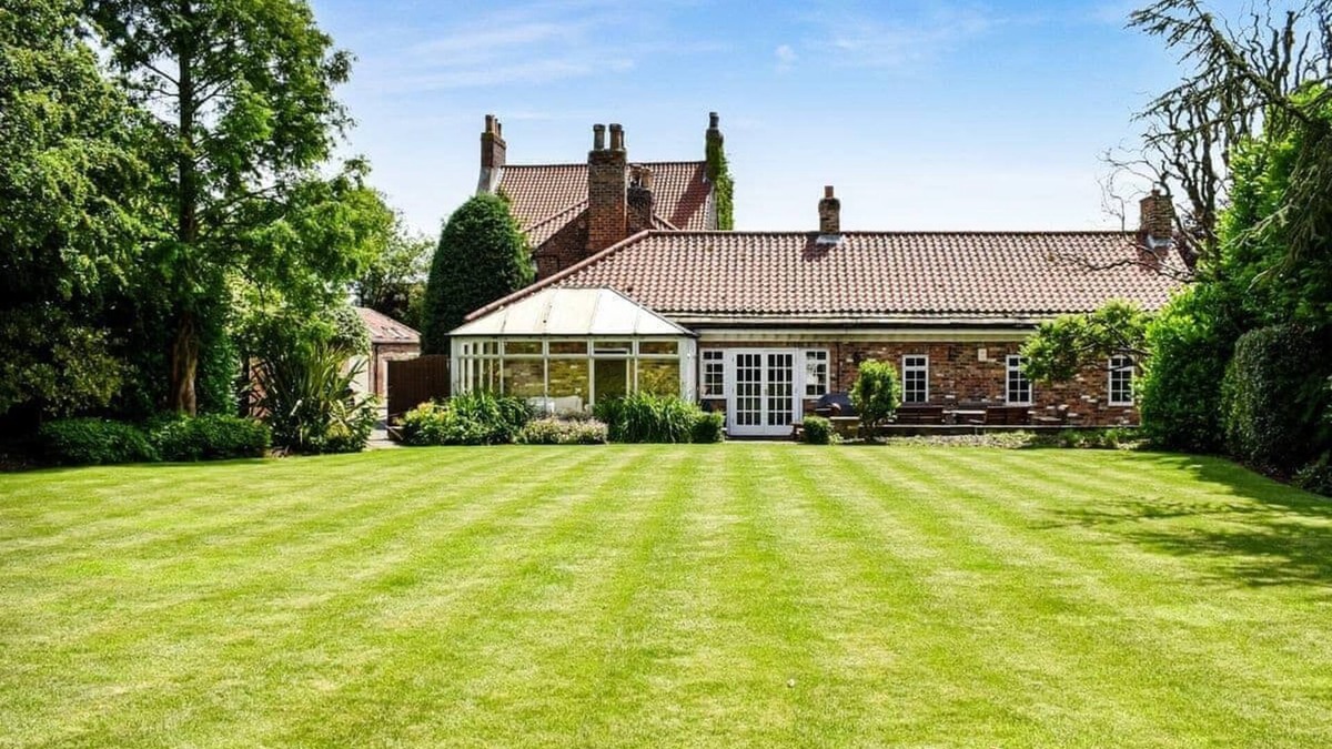 Ryther Cottage | Large open plan cottage in conservation village just outside York. 3 night deals