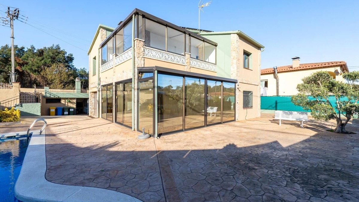 Llagostera Villa | Large outdoor area with private pool and barbecue