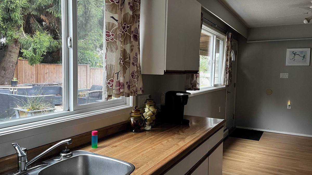 Departure Bay House | Large pet friendly 2 bedroom, 5 min walk to beach.