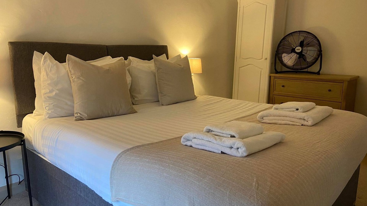 Hognaston House | Large Pet-Friendly Cottage in the Heart of the Village
