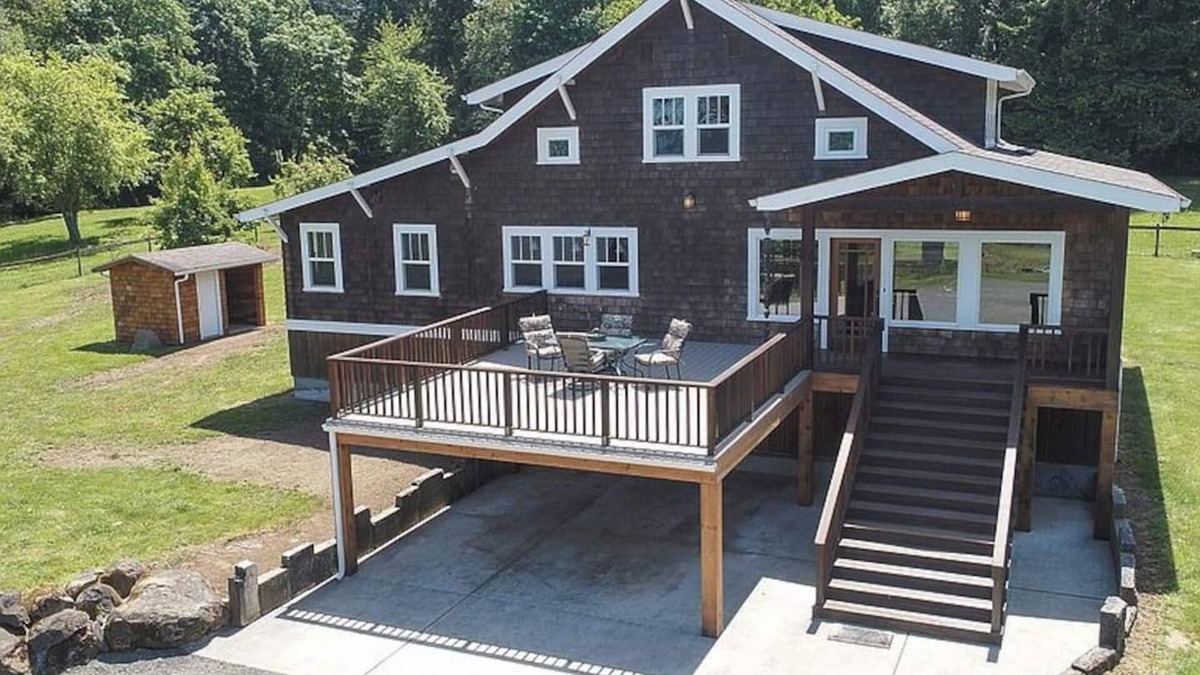 Clatskanie House | Large private home with dock on Beaver Creek. n
