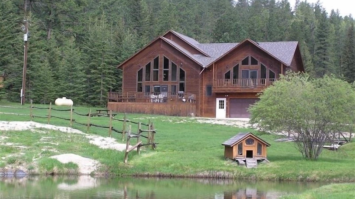 Lead House | Large private lot. Beautiful cabin with a stream and trout pond!