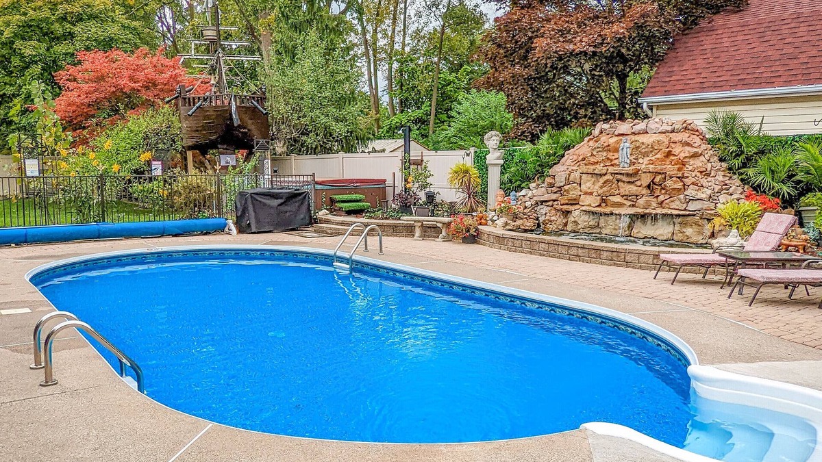 LaSalle House | Large quiet estate property in beautiful natural surroundings.
