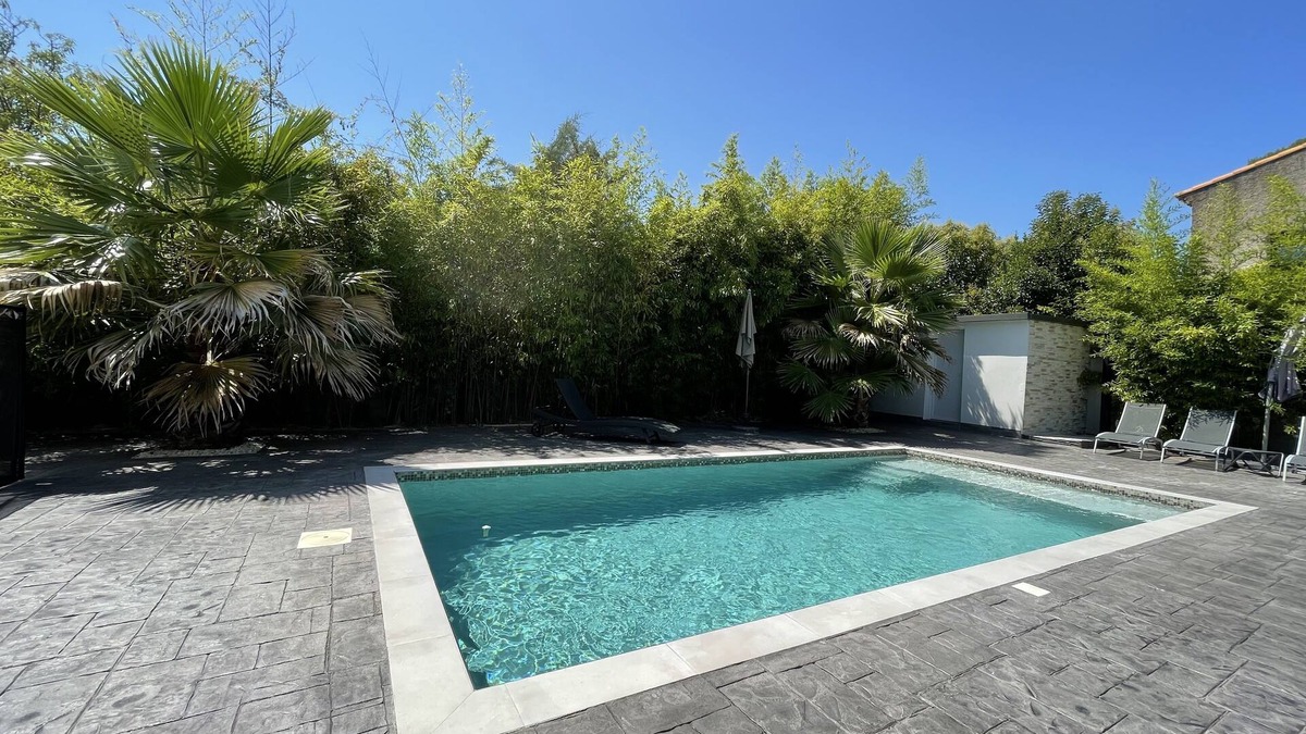 Saint-Jean-de-Vedas Villa | Large, quiet holiday home with garden, swimming pool and beach a stone's throw away