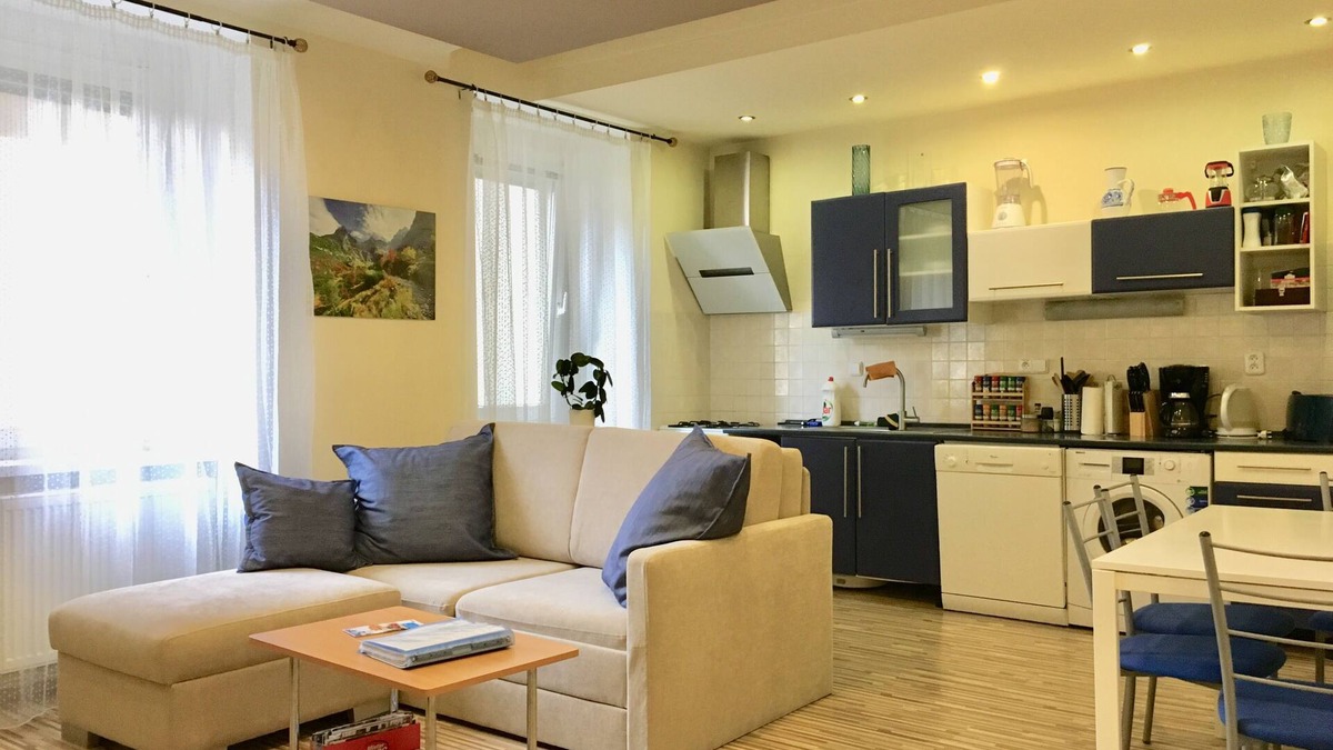 Old Town Apartment | Large-quiet-safe Apt Blue in Heart of Old town -AC+DRYER+Blackout Shutters+WIFI!