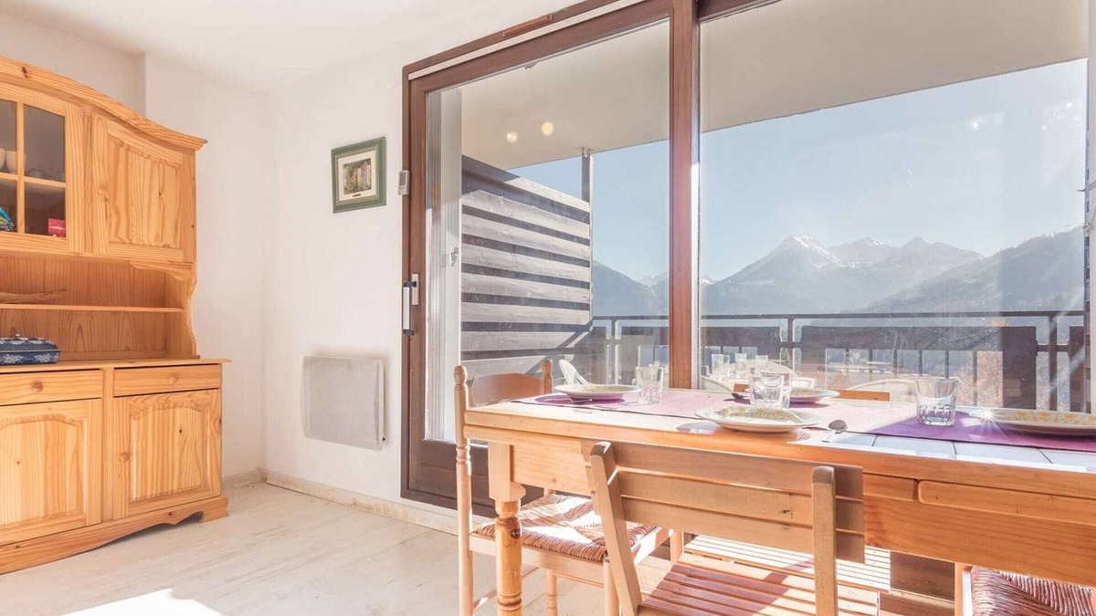 Forville Apartment | Large quiet studio for 5, parking, balcony, Briançon