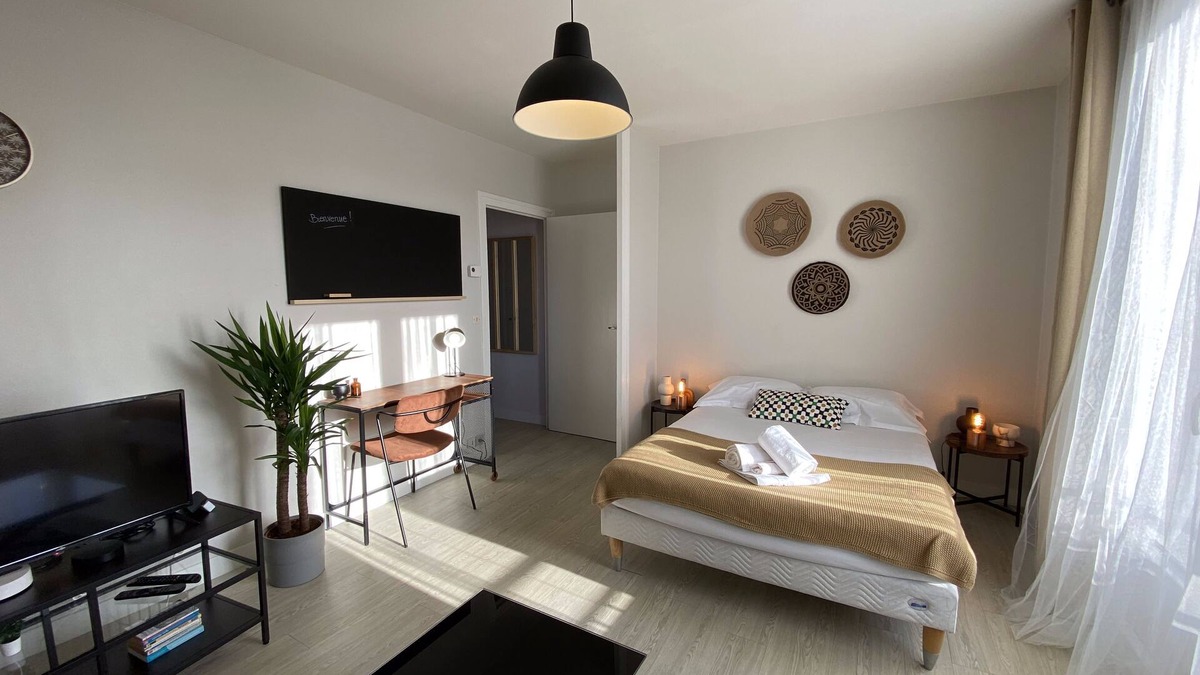 La Fuye-Velpeau Apartment | Large, quiet studio with balcony & free parking