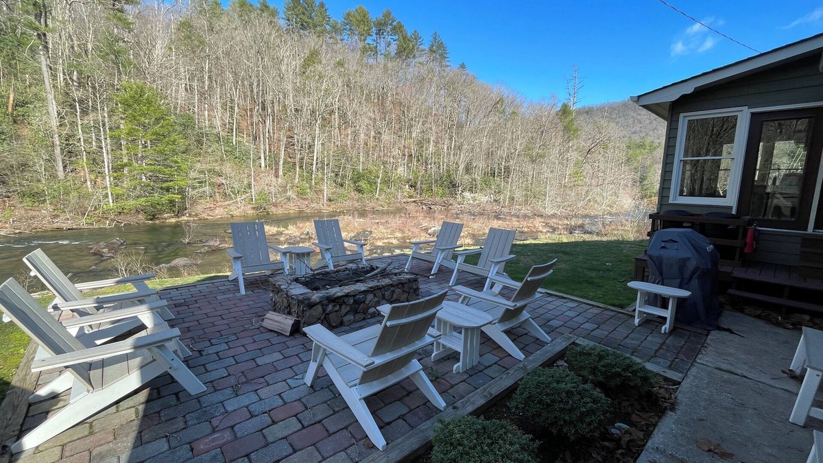 Robbinsville House | Large Recently Renovated Home on the Amazing Cheoah River: 8 miles to the Dragon